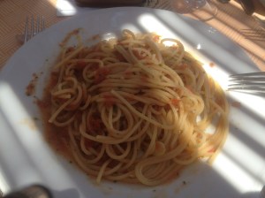 Sugo con i pesci a mare